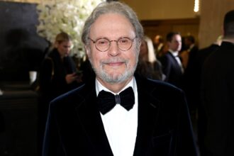 billy-crystal-will-return-to-broadway-in-a-play-inspired-by-the-loss-of-his-home