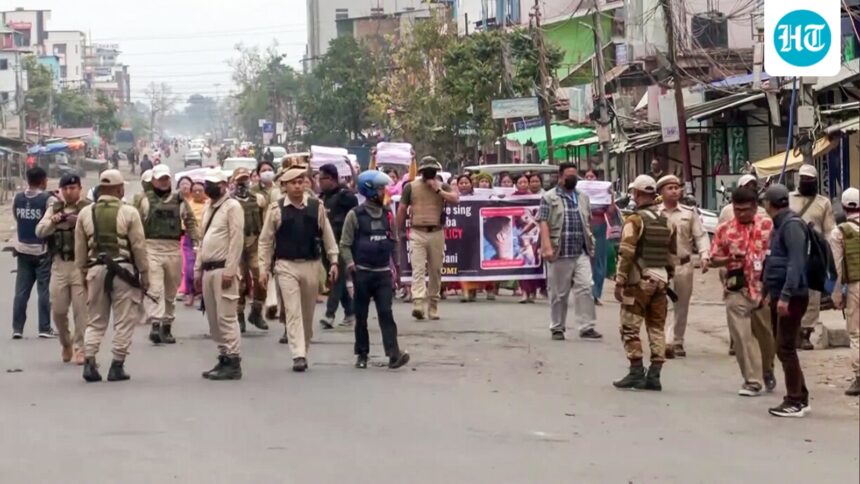 21-people-were-injured-in-fresh-clashes-in-bishnupur-in-manipur,-and-two-cars-were-set-on-fire