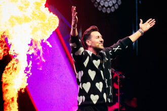 in-light-of-the-war-between-iran-and-america,-iranian-american-comedy-star-max-amini-is-getting-serious