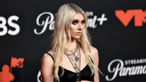 taylor-momsen-was-hospitalized-for-spider-bite-while-on-tour-with-ac/dc