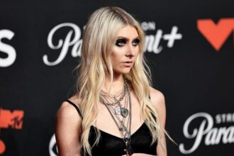 taylor-momsen-was-hospitalized-for-spider-bite-while-on-tour-with-ac/dc