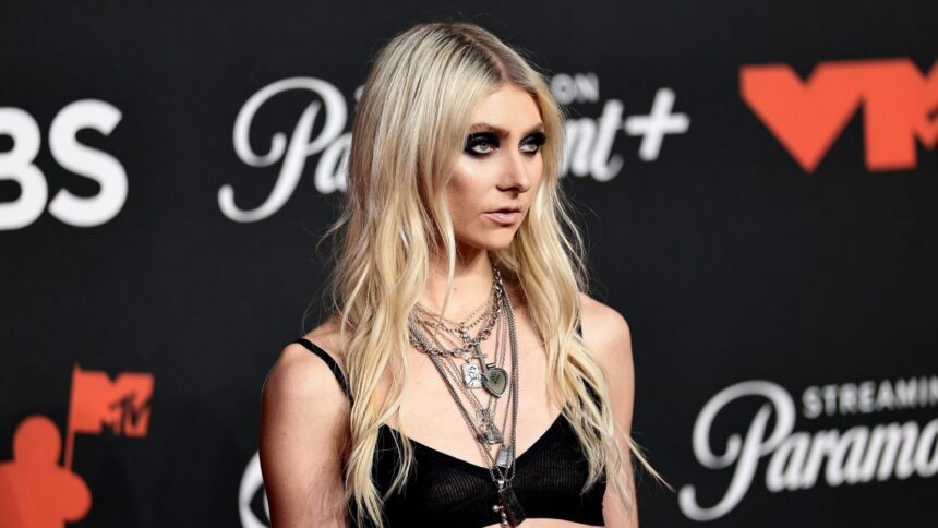 taylor-momsen-was-hospitalized-for-spider-bite-while-on-tour-with-acdc | GIBN taylor-momsen-was-hospitalized-for-spider-bite-while-on-tour-with-ac/dc