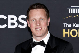 david-ellison-promises-paramount-and-warner-bros.-will-be-theatrical-champions:-‘long-live-the-movies’