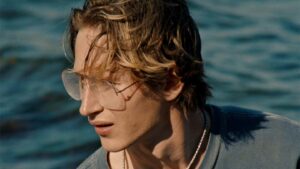 blue-heron-movie-review:-a-filmmaker-remembers-her-troubled-brother-in-an-effective-impressionistic-drama