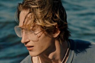 blue-heron-movie-review:-a-filmmaker-remembers-her-troubled-brother-in-an-effective-impressionistic-drama