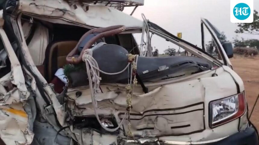 suv-collides-with-truck-in-kurnool,-andhra;-8-dead-and-13-wounded