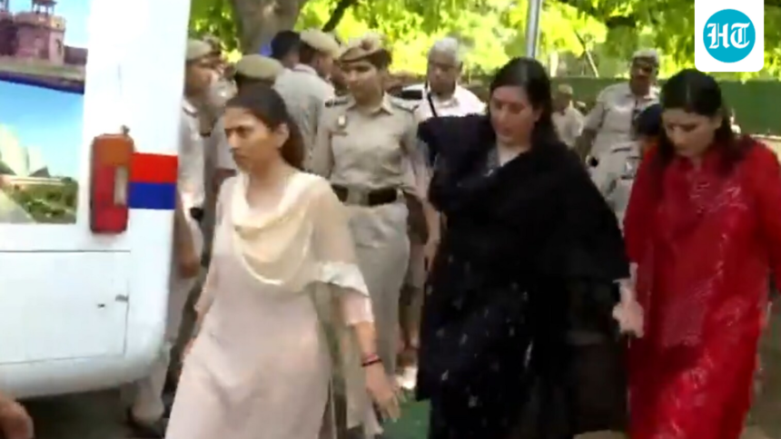 bjp-mps-bansuri-swaraj-and-raksha-khadse-arrested-during-protest-march-to-rahul-gandhi’s-residence