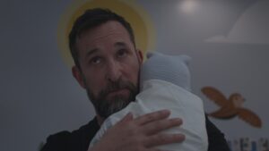 noah-wyle-talks-about-the-origins-and-real-life-connection-to-his-dark-journey-in-season-2-of-‘pete’