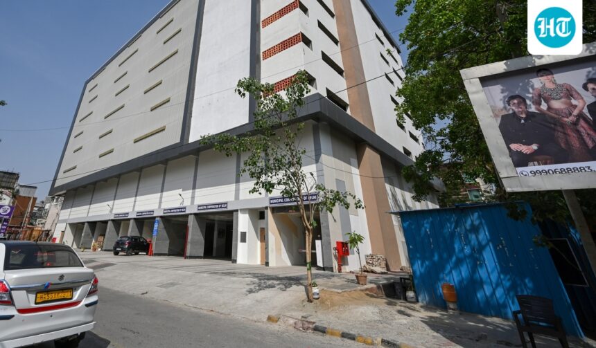 parking-paradox:-empty-lots,-choked-streets