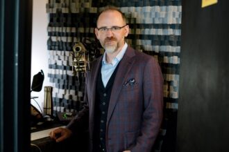 ‘99%-invisible’-hosts-roman-mars-to-host-new-podcast-about-american-history-(exclusive)