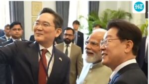 galaxy-z-flip7-‘made-in-india’-selfie:-pm-modi-poses-for-a-photo-with-samsung-chief-and-south-korean-president-|-he-watches
