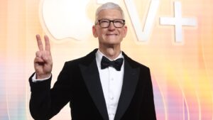 apple-ceo-tim-cook-will-step-down-and-appoint-john-ternos-as-new-leader