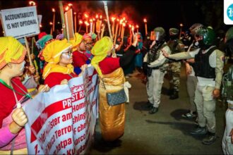 a-policeman-was-injured-while-a-crowd-of-people-tried-to-set-fire-to-his-office-in-manipur,-which-is-witnessing-ethnic-violence