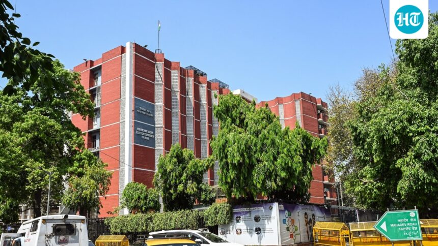 tamil-nadu-and-bengal-election-commission-seizures-cross-rs-1,000-crore-ahead-of-assembly-elections