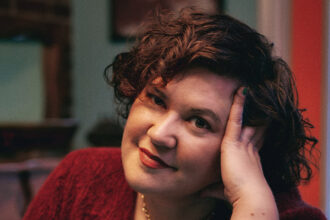 hot-rivalry-author-rachel-reid-receives-the-women-in-entertainment-canada-award-from-the-hollywood-reporter