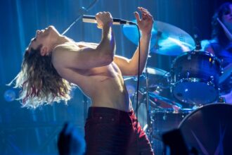 sam-reid-stars-as-a-vampire-rock-star-in-the-trailer-for-amc’s-the-vampire-lestat