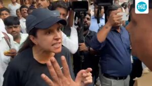 mumbai-police-says-there-is-no-fir-against-the-woman-who-confronted-minister-girish-mahajan-at-a-bjp-rally