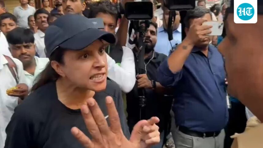 mumbai-police-says-there-is-no-fir-against-the-woman-who-confronted-minister-girish-mahajan-at-a-bjp-rally