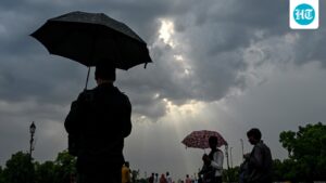 the-temperature-in-delhi-reaches-42.8-degrees-celsius,-making-it-the-hottest-day-of-the-year-so-far