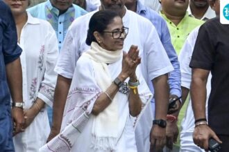 mamata-banerjee-accuses-central-forces-of-escorting-criminals-to-evm-strong-rooms