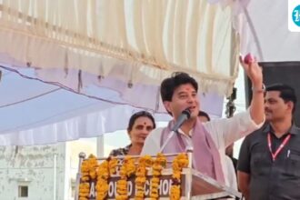 ‘pocket-mein-pyaaz’:-amid-heatwave,-minister-scindia-says-he-doesn’t-use-air-conditioner,-pulls-out-an-onion