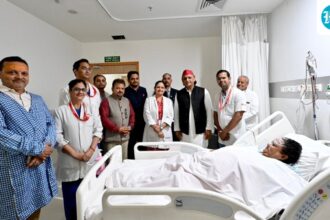 akhilesh-visits-bjp-mla-who-was-injured-while-burning-his-effigy:-‘we-don’t-want-the-flames-of-strife’
