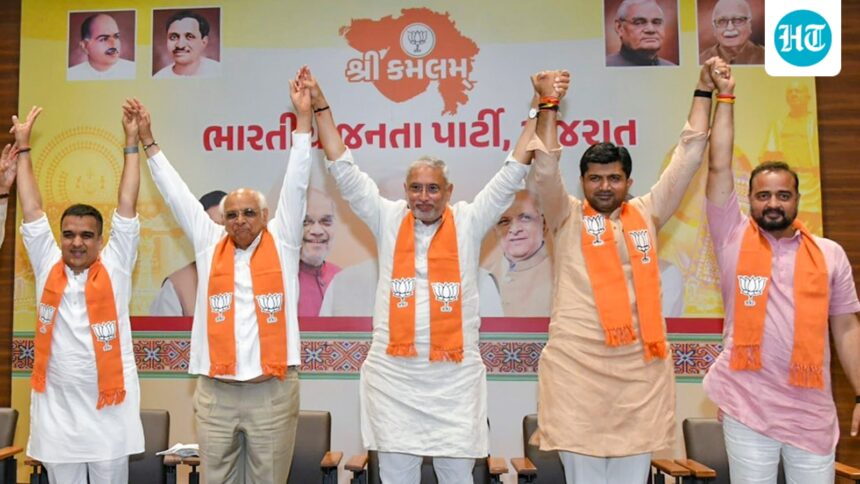 bjp-sweeps-all-15-corporations-in-gujarat-civic-polls,-wins-over-6,400-seats