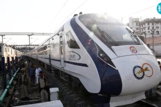 vaishnau-raises-flag-of-jammu-srinagar-vande-bharat;-services-start-from-may-2