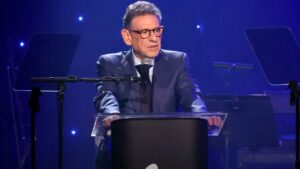 universal-music-group-sells-half-stake-in-spotify,-reports-$3.3-billion-in-revenue