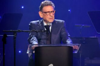 universal-music-group-sells-half-stake-in-spotify,-reports-$3.3-billion-in-revenue