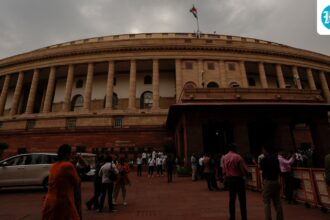 severe-thunderstorm-warning-for-delhi-ncr,-imd-red-alert-in-some-parts-as-sky-turns-grey.