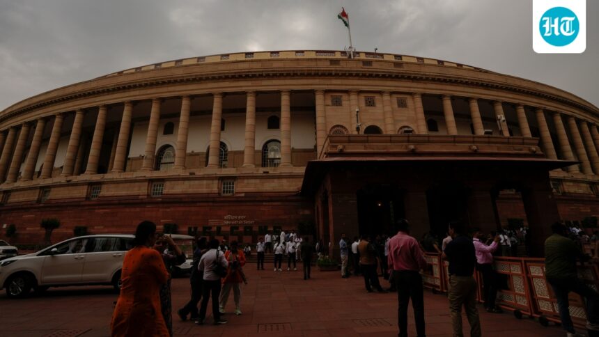 severe-thunderstorm-warning-for-delhi-ncr,-imd-red-alert-in-some-parts-as-sky-turns-grey.