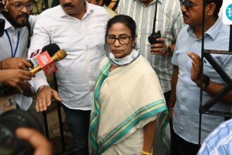 mamata-reaches-bhabanipur-strong-room-after-tampering-with-claims