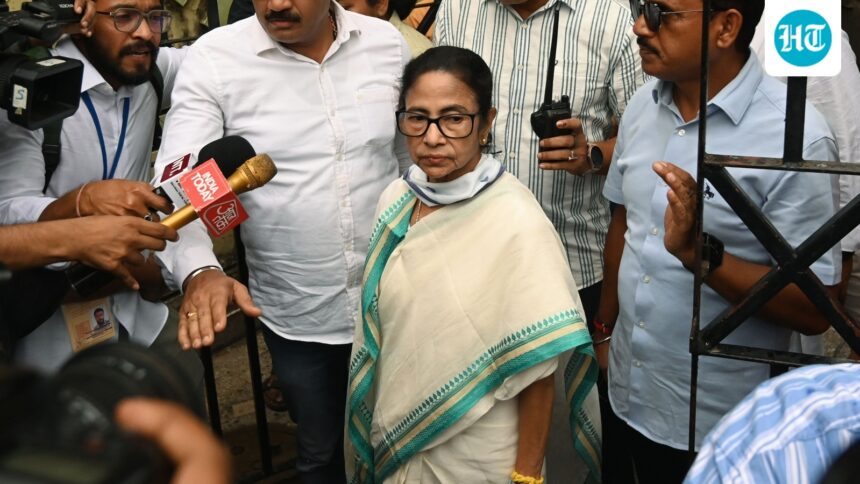 mamata-reaches-bhabanipur-strong-room-after-tampering-with-claims