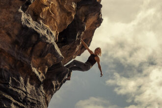 ‘apex’-writer-jeremy-robbins-breaks-down-charlize-theron’s-chart-topping-ending-on-netflix
