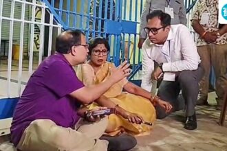 high-drama-in-bengal-as-trinamool-organizes-sit-in-outside-evm-center-in-bengal:-‘ballot-papers-being-moved’