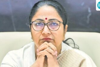 “sakht-action-hoga”:-delhi-chief-minister-warns-private-schools-against-forcing-parents-to-buy-family-|-he-watches