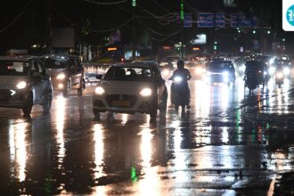 delhi-will-witness-rainfall-and-strong-winds-in-the-next-few-hours.-the-imd-issues-a-yellow-alert