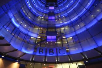 bbc-footage-is-‘buried’-of-banksy-at-the-site-of-a-new-york-city-mural,-a-former-reporter-claims