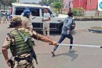 election-results-in-west-bengal-were-disrupted-by-clashes-at-the-vote-counting-center-in-barrackpore;-security-forces-resort-to-lathi-charges
