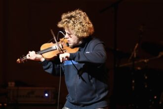 canadian-violinist-ashley-macisaac-sues-google-over-allegations-it-falsely-identified-him-as-a-sex-offender-in-an-ai-generated-overview