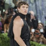 connor-story-rocks-a-chic,-all-black-ensemble-at-his-met-gala-for-the-first-time