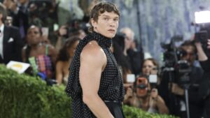 connor-story-rocks-a-chic,-all-black-ensemble-at-his-met-gala-for-the-first-time