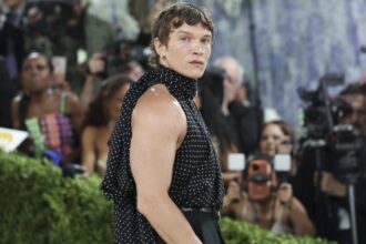 connor-story-rocks-a-chic,-all-black-ensemble-at-his-met-gala-for-the-first-time