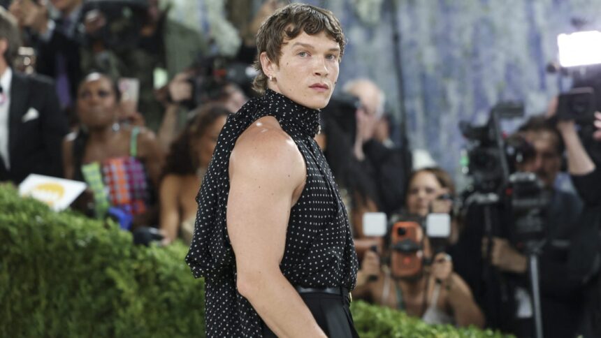 connor-story-rocks-a-chic,-all-black-ensemble-at-his-met-gala-for-the-first-time
