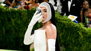 katy-perry-sports-chrome-full-face-mask-at-the-2026-met-gala