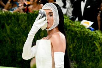 katy-perry-sports-chrome-full-face-mask-at-the-2026-met-gala