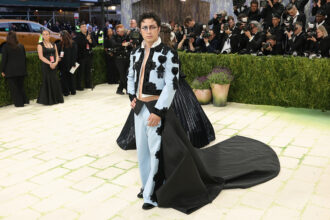hudson-williams-stuns-during-his-met-gala-debut-with-an-amazing-ensemble