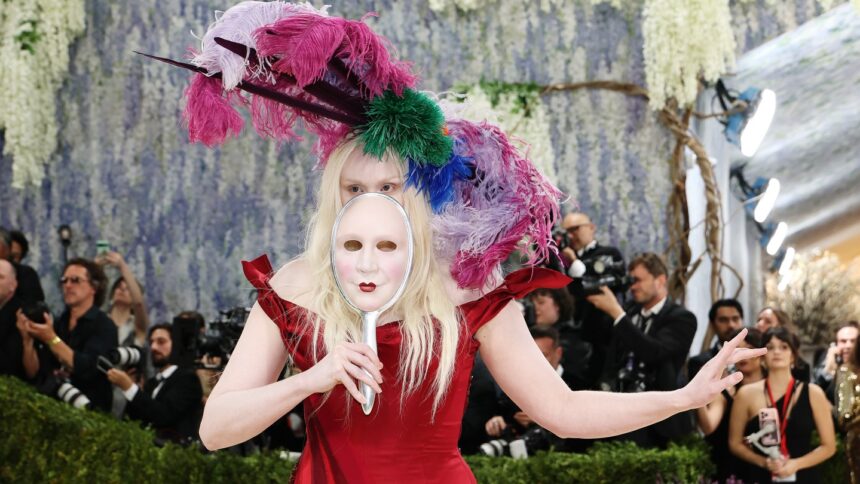 game-of-thrones-star-gwendoline-christie-wears-her-face-mask-to-the-met-gala