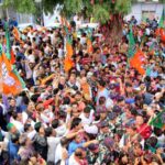 bjp-celebrates-with-jalmuri-and-saffron-holi